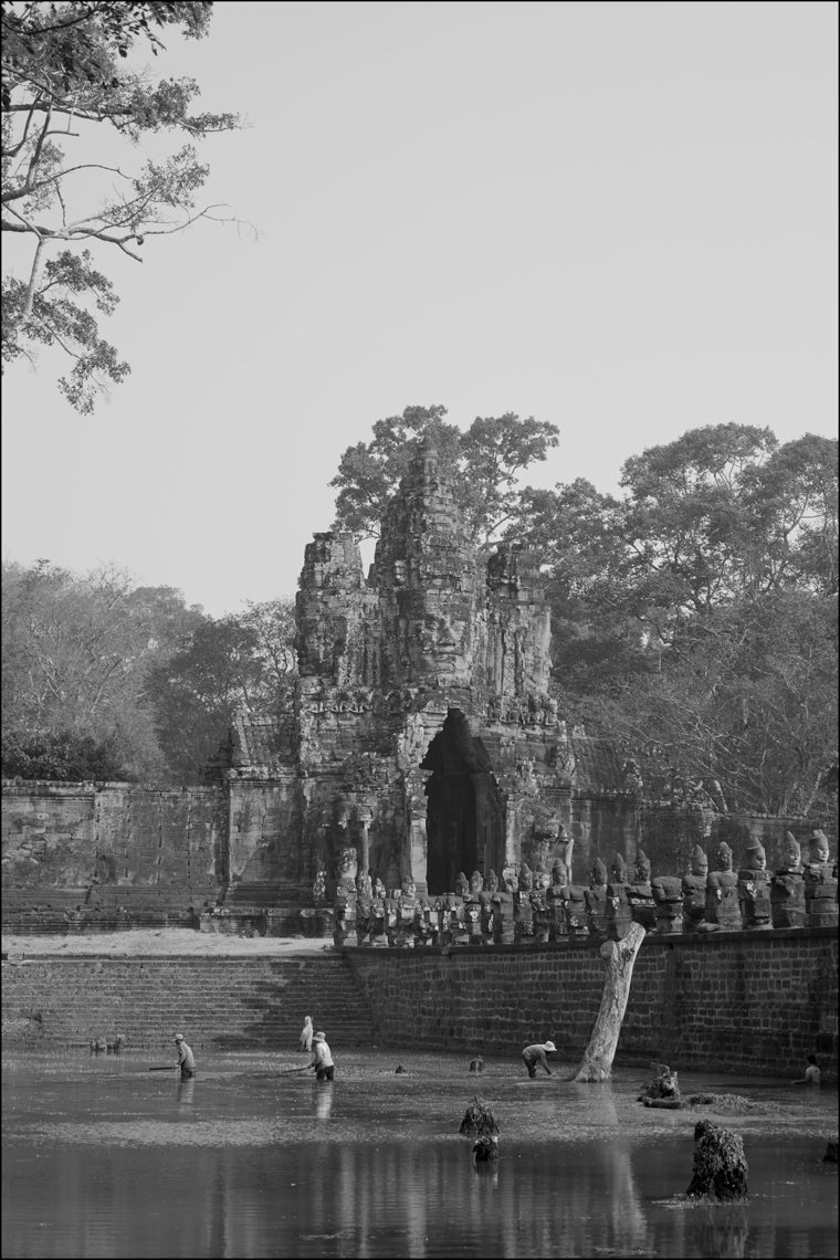 04_3250D-05A-Angkor-Thom-South-Gate_7939bw