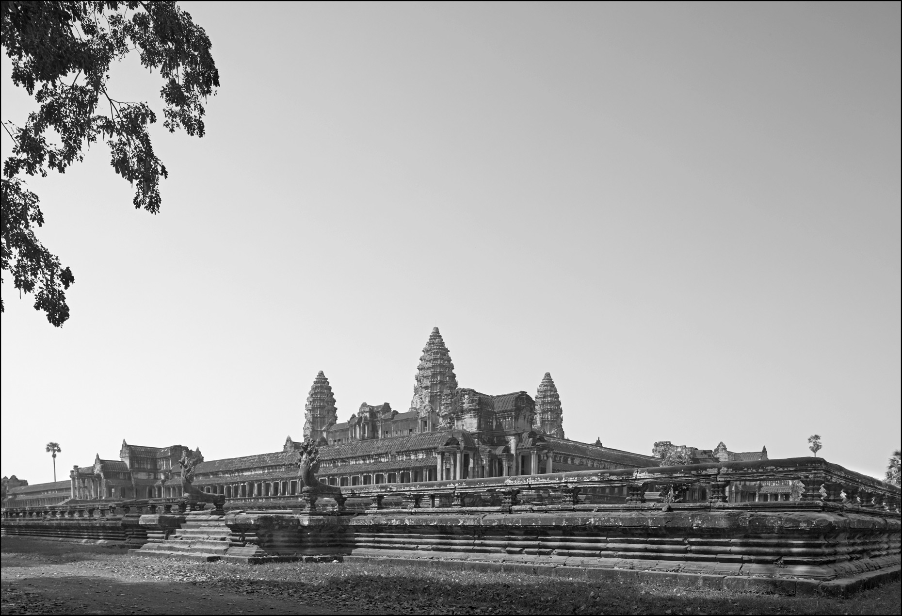 13_3250D-06-Angkor-Wat-Temple_8368bw