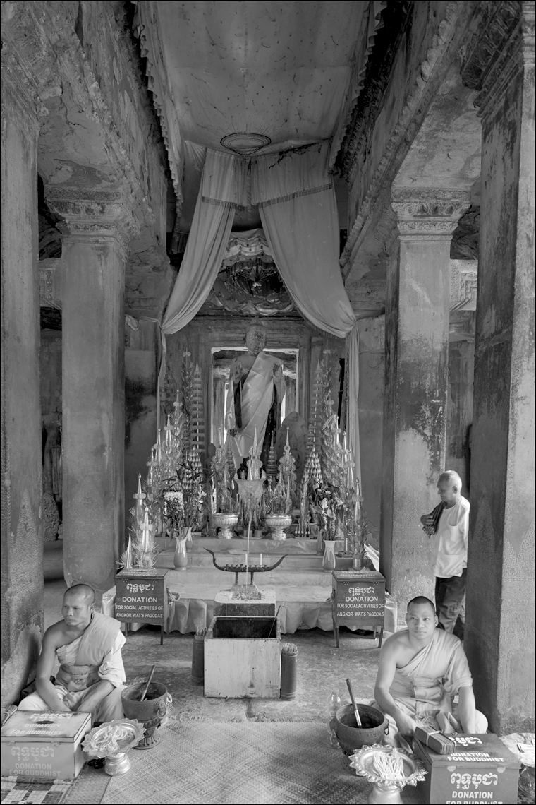 15_3250D-06-Angkor-Wat-Temple_8468bw