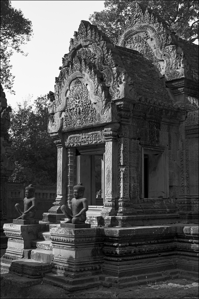 27_3250D-16-Banteay-Srei-Temple_0560bw